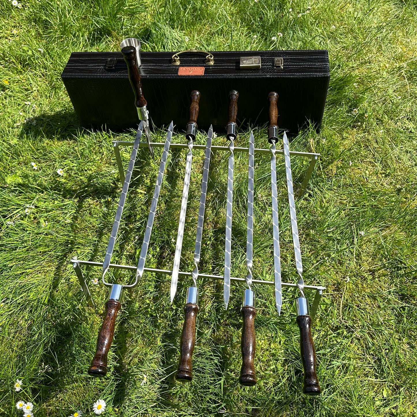 BBQ Grill Geschenkset im Koffer für Männer – Exklusives Grillzubehör Set mit Spießen, Messer, Schnapsgläsern, Grillzange, Feuerzeug & Metallgrill – Outdoor Grillset für Camping & Garten
