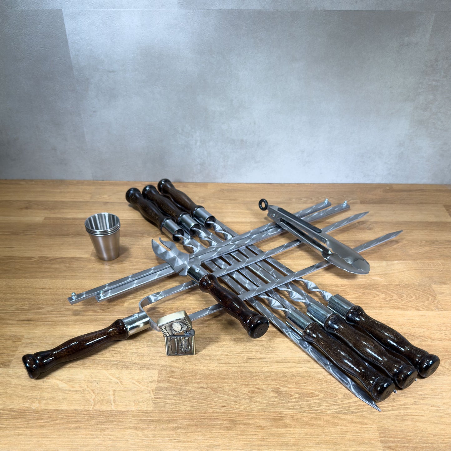 BBQ Grill Geschenkset im Koffer für Männer – Exklusives Grillzubehör Set mit Spießen, Messer, Schnapsgläsern, Grillzange, Feuerzeug & Metallgrill – Outdoor Grillset für Camping & Garten