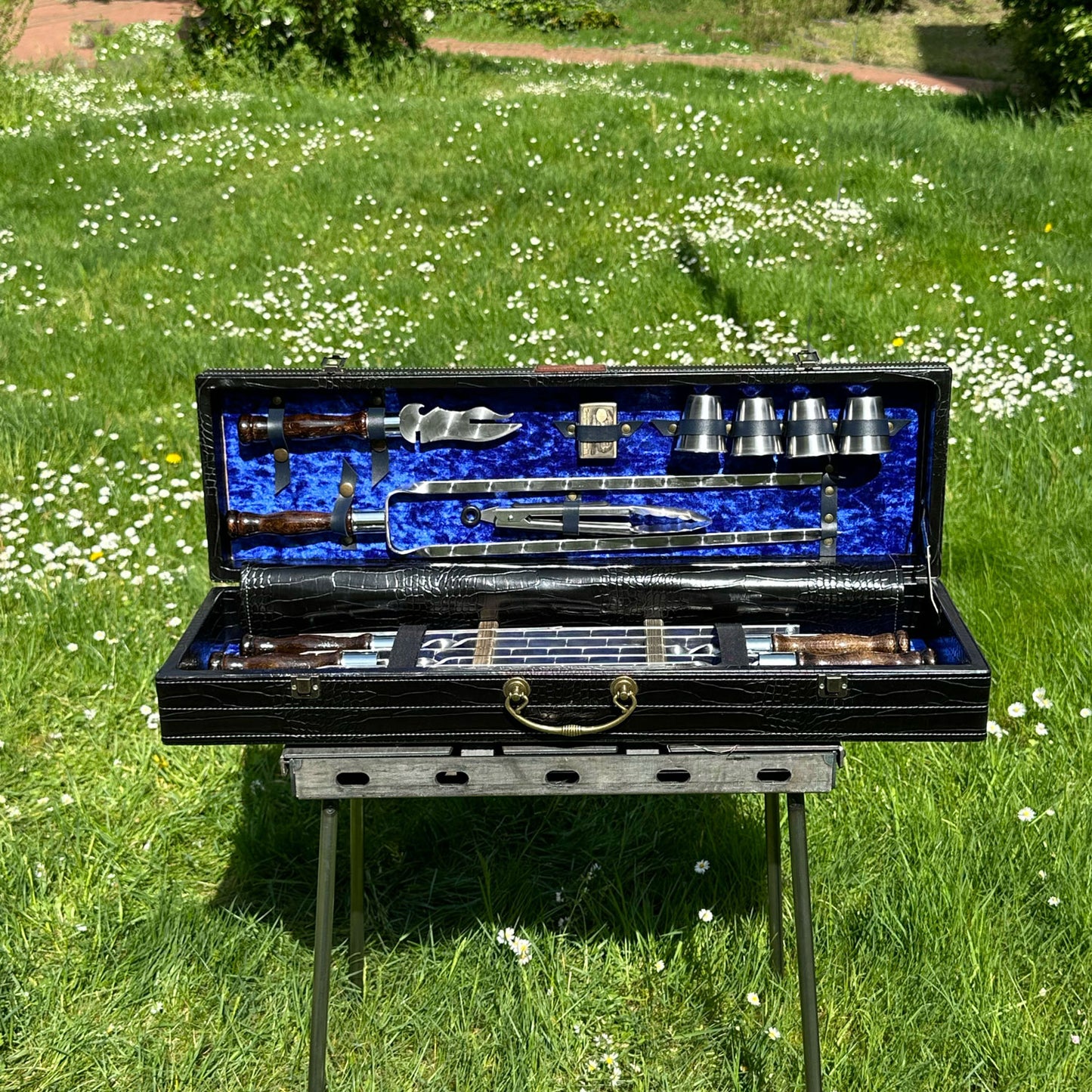 BBQ Grill Geschenkset im Koffer für Männer – Exklusives Grillzubehör Set mit Spießen, Messer, Schnapsgläsern, Grillzange, Feuerzeug & Metallgrill – Outdoor Grillset für Camping & Garten
