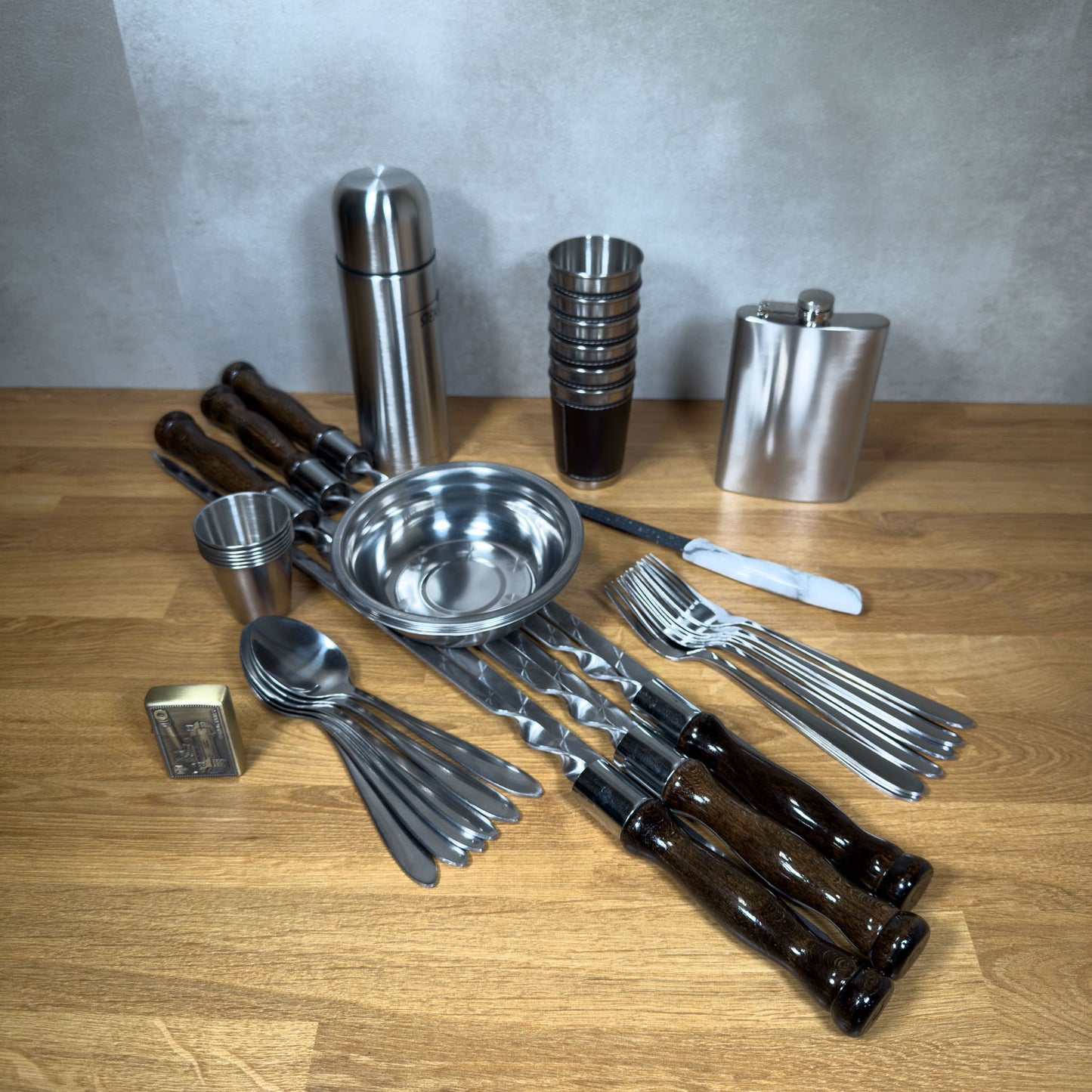 Camping Geschirr Set im Rucksack für 6 Personen – Outdoor Picknick Set mit Besteck, Tellern, Bechern, Thermoskanne, Holzspießen, Keramikmesser & Feuerzeug – Ideal für Wandern, Fahrradtouren, Urlaub