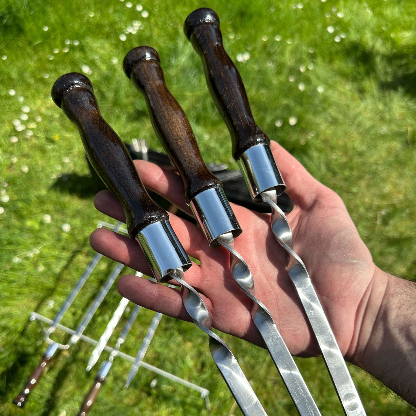 Camping Geschirr Set im Rucksack für 6 Personen – Outdoor Picknick Set mit Besteck, Tellern, Bechern, Thermoskanne, Holzspießen, Keramikmesser & Feuerzeug – Ideal für Wandern, Fahrradtouren, Urlaub