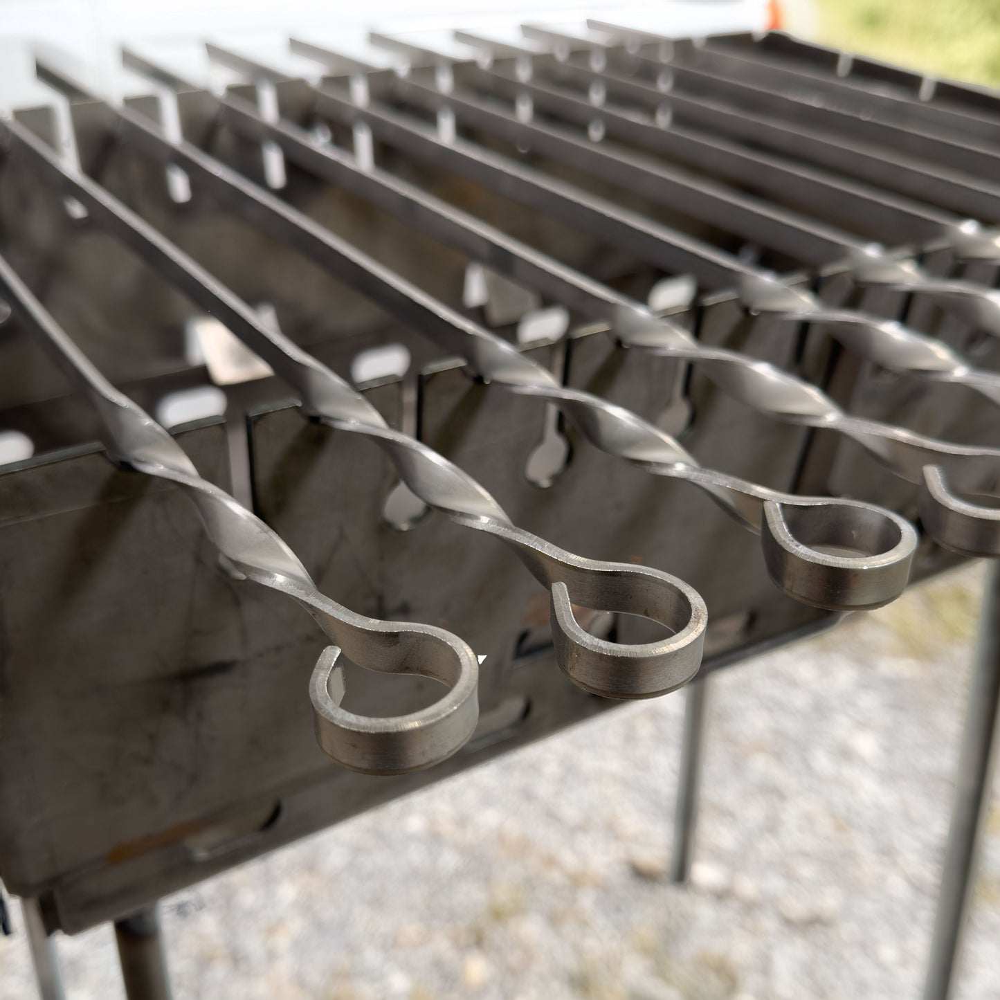 GOROCH Mangal Holzkohlegrill – Tragbarer Schaschlik Grillkoffer aus 2 mm Stahl für 10-Spieße, faltbar für Camping, Garten & Outdoor BBQ