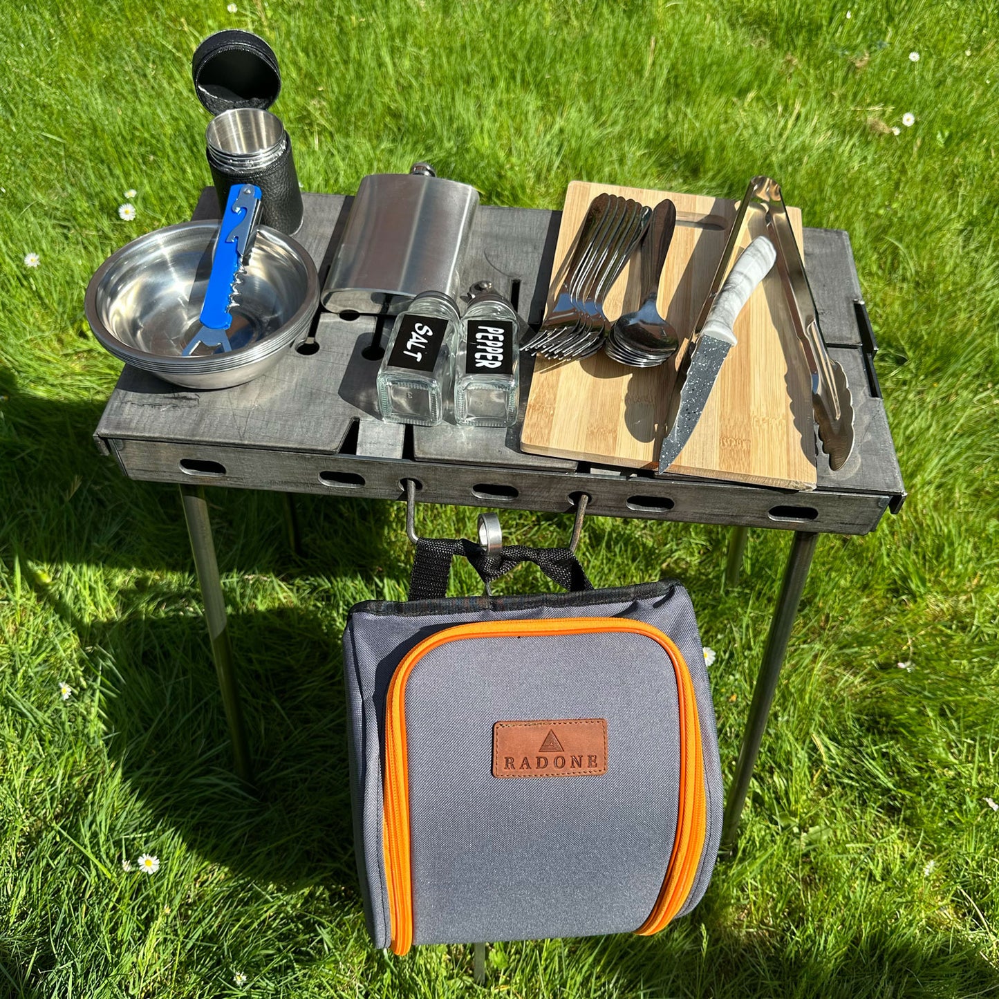 BBQ Camping Geschirr Set 6 Personen – Komplettes Outdoor Kochgeschirr mit Besteck, Tellern, Bechern, Flachmann & Grillzange – Ideales Reise-Set für Camping, Fahrrad-Touren, Urlaub & Picknick