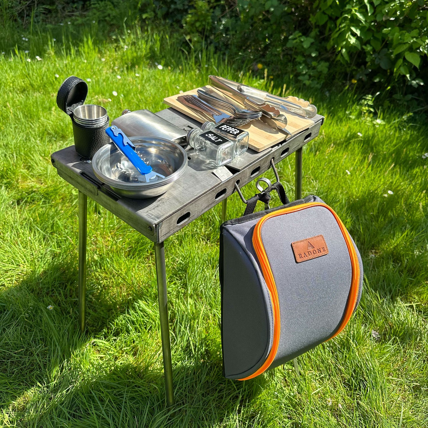 BBQ Camping Geschirr Set 6 Personen – Komplettes Outdoor Kochgeschirr mit Besteck, Tellern, Bechern, Flachmann & Grillzange – Ideales Reise-Set für Camping, Fahrrad-Touren, Urlaub & Picknick