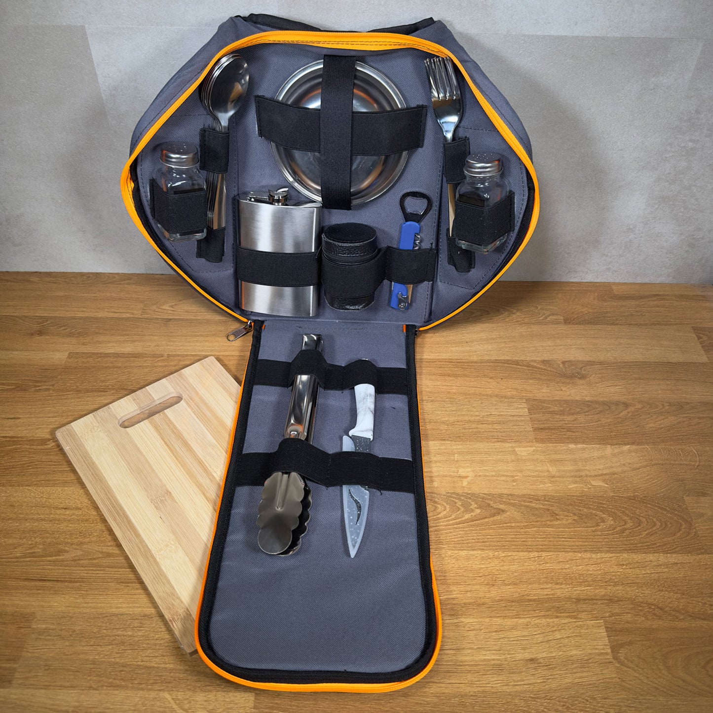 BBQ Camping Geschirr Set 6 Personen – Komplettes Outdoor Kochgeschirr mit Besteck, Tellern, Bechern, Flachmann & Grillzange – Ideales Reise-Set für Camping, Fahrrad-Touren, Urlaub & Picknick
