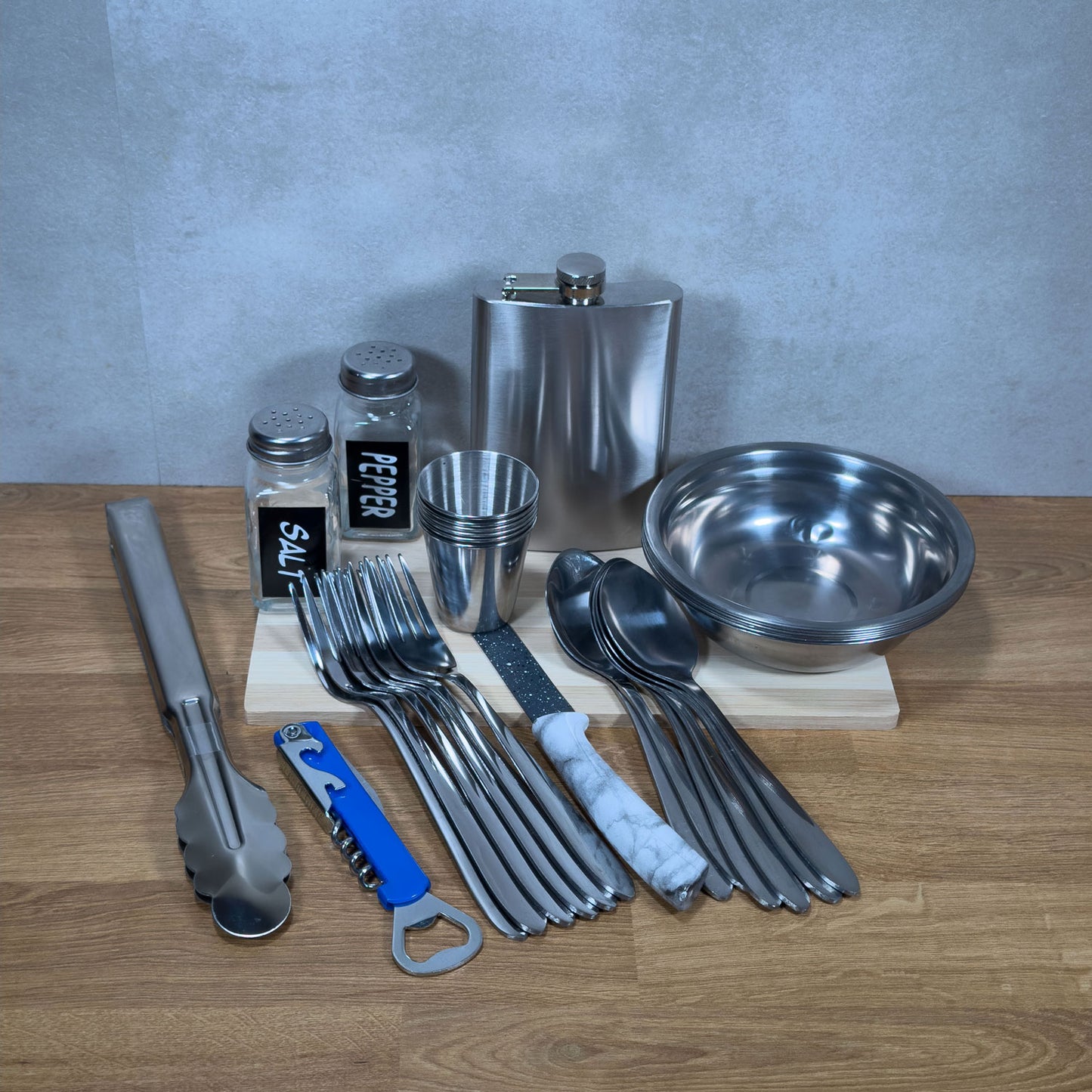 BBQ Camping Geschirr Set 6 Personen – Komplettes Outdoor Kochgeschirr mit Besteck, Tellern, Bechern, Flachmann & Grillzange – Ideales Reise-Set für Camping, Fahrrad-Touren, Urlaub & Picknick