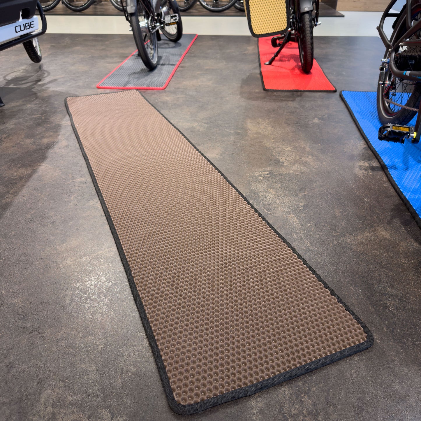 EVA Drive Fahrrad Unterlegmatte – Wasserdichte Fahrradmatte für Wohnung, Garage, Keller | Bodenmatte für Fahrradschutz gegen Schmutz & Nässe