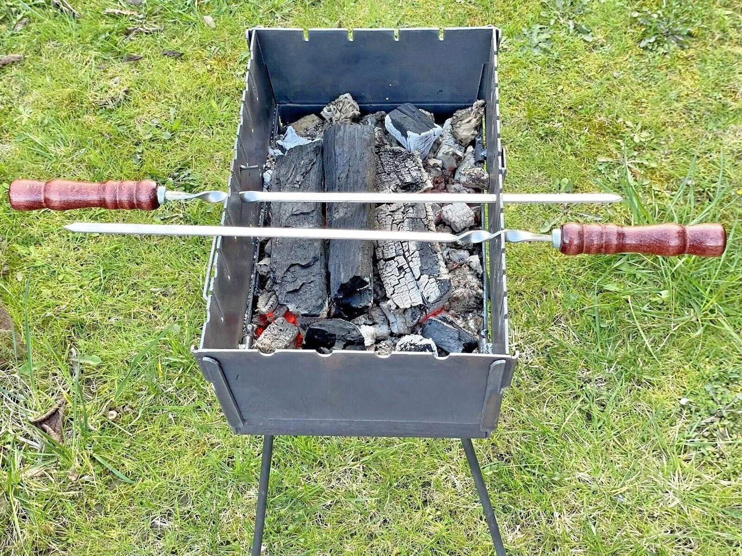 GOROCH Mangal Holzkohlegrill – Tragbarer Schaschlik Grillkoffer aus 2 mm Stahl für 6-Spieße, faltbar für Camping, Garten & Outdoor BBQ