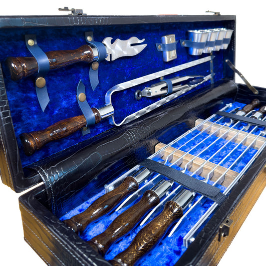 BBQ Grill Geschenkset im Koffer für Männer – Exklusives Grillzubehör Set mit Spießen, Messer, Schnapsgläsern, Grillzange, Feuerzeug & Metallgrill – Outdoor Grillset für Camping & Garten