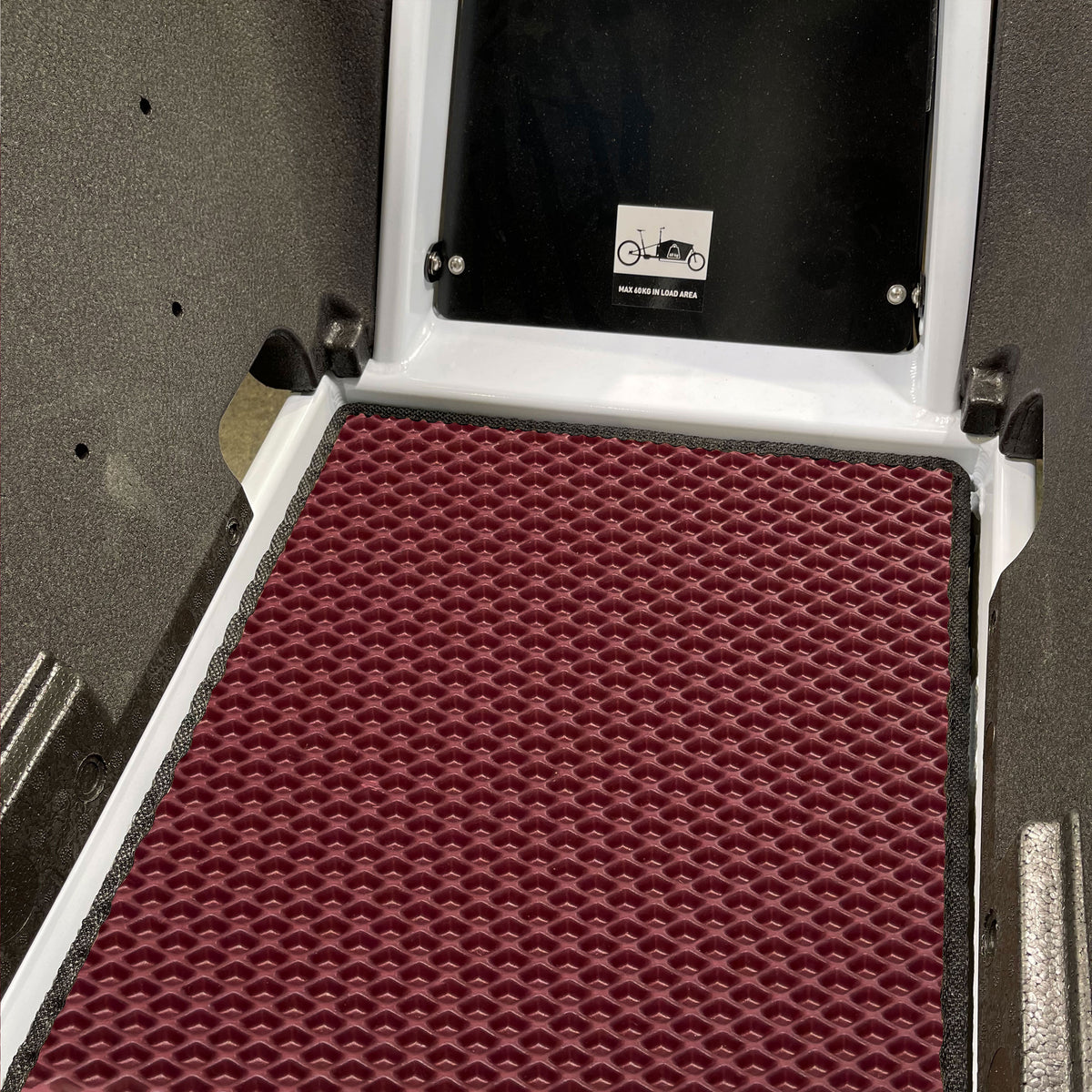 EVA Drive Schutzmatte für Cube Cargo Hybrid ohne Sitzbank - Bordeaux mit schwarzer Einfassung