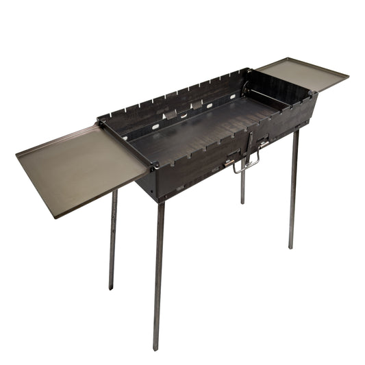 GOROCH Tragbarer Schaschlikgrill Transformer mit 2 Klapptischen – Faltbarer Holzkohlegrill für 12 Spieße, aus 3 mm Stahl, klappbar als Koffer mit Griff, ideal für Garten, Picknick & Camping