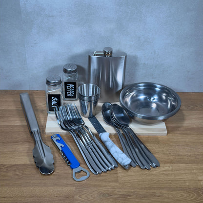 BBQ Camping Geschirr Set 6 Personen – Komplettes Outdoor Kochgeschirr mit Besteck, Tellern, Bechern, Flachmann & Grillzange – Ideales Reise-Set für Camping, Fahrrad-Touren, Urlaub & Picknick