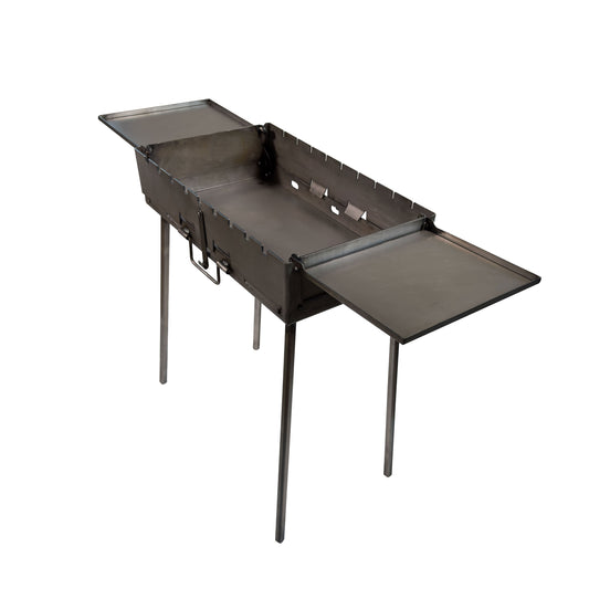 GOROCH Tragbarer Schaschlikgrill Transformer mit 2 Klapptischen – Faltbarer Holzkohlegrill für 9 Spieße, aus 3 mm Stahl, klappbar als Koffer mit Griff, ideal für Garten, Picknick & Camping