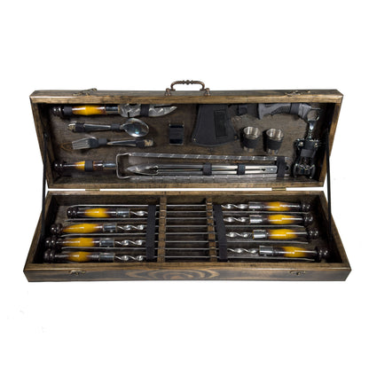 GOROCH BBQ Grill Geschenkset im Holzkoffer mit ukrainischer Symbolik – Premium Grillzubehör für Männer mit Edelstahlspießen, Grillzange, Messer, Schnapsgläsern, Feuerzeug & Fleischbeil – Outdoor Grill