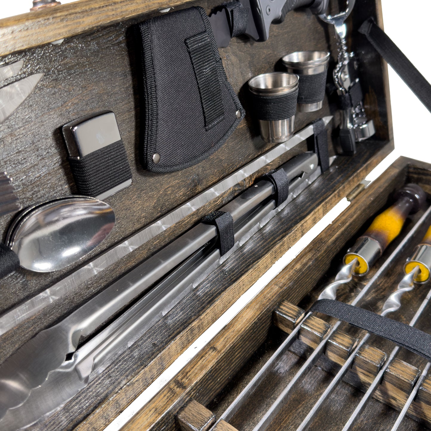 GOROCH BBQ Grill Geschenkset im Holzkoffer mit ukrainischer Symbolik – Premium Grillzubehör für Männer mit Edelstahlspießen, Grillzange, Messer, Schnapsgläsern, Feuerzeug & Fleischbeil – Outdoor Grill