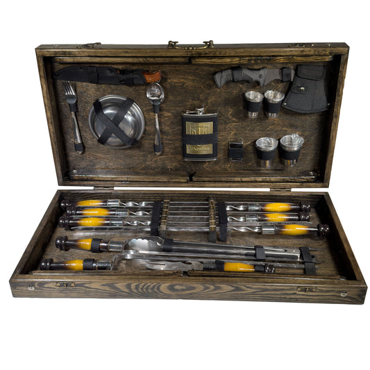 GOROCH BBQ Grill Geschenkset im Holzkoffer mit Tischfunktion & ukrainischer Symbolik – Premium Grillzubehör für Männer - Geschenk Flasche – Outdoor Grillset für Camping & Garten