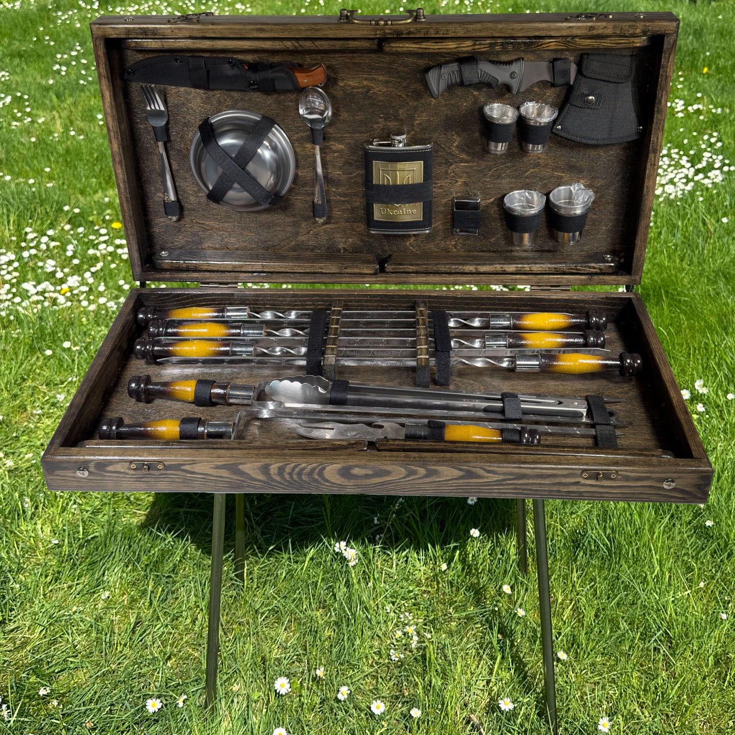 GOROCH BBQ Grill Geschenkset im Holzkoffer mit Tischfunktion & ukrainischer Symbolik – Premium Grillzubehör für Männer - Geschenk Flasche – Outdoor Grillset für Camping & Garten
