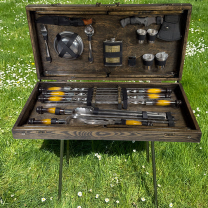 GOROCH BBQ Grill Geschenkset im Holzkoffer mit Tischfunktion & ukrainischer Symbolik – Premium Grillzubehör für Männer - Geschenk Flasche – Outdoor Grillset für Camping & Garten
