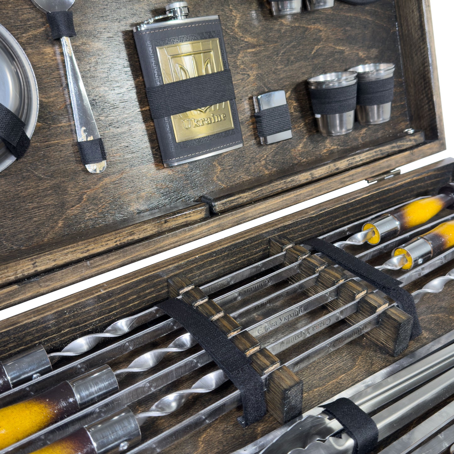 GOROCH BBQ Grill Geschenkset im Holzkoffer mit Tischfunktion & ukrainischer Symbolik – Premium Grillzubehör für Männer - Geschenk Flasche – Outdoor Grillset für Camping & Garten