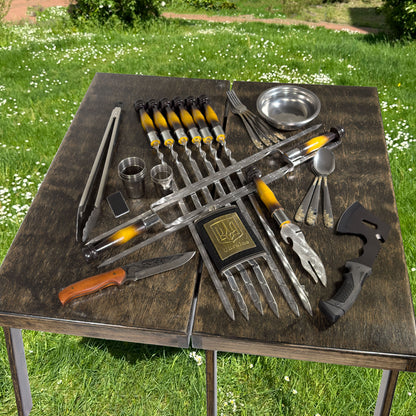 GOROCH BBQ Grill Geschenkset im Holzkoffer mit Tischfunktion & ukrainischer Symbolik – Premium Grillzubehör für Männer - Geschenk Flasche – Outdoor Grillset für Camping & Garten