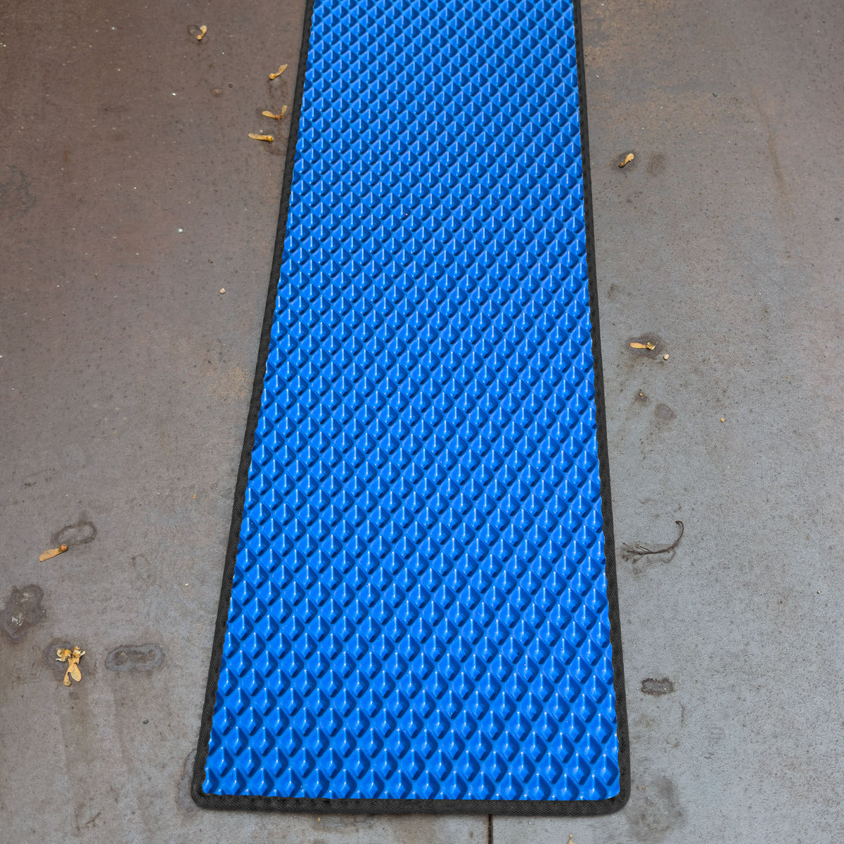 EVA Drive Fahrrad Unterlegmatte & Parkmatte 200 × 40 cm gegen Schmutz und Nässe - Blau, schwarzer Rand