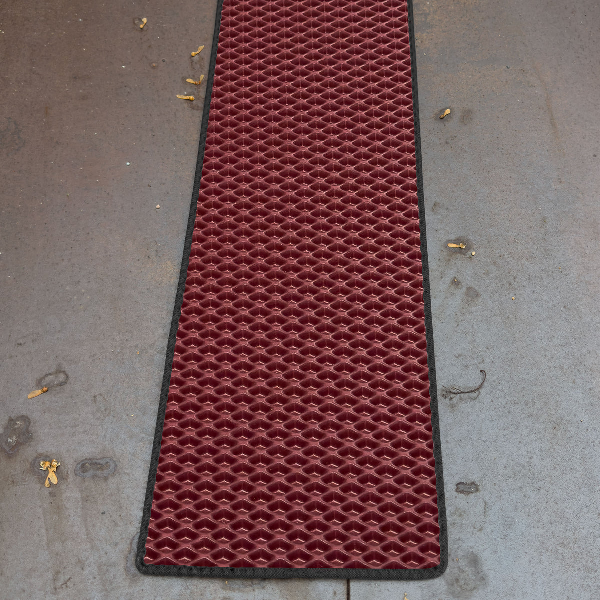 EVA Drive Fahrrad Unterlegmatte & Parkmatte 200 × 40 cm gegen Schmutz und Nässe - Bordeaux, schwarzer Rand