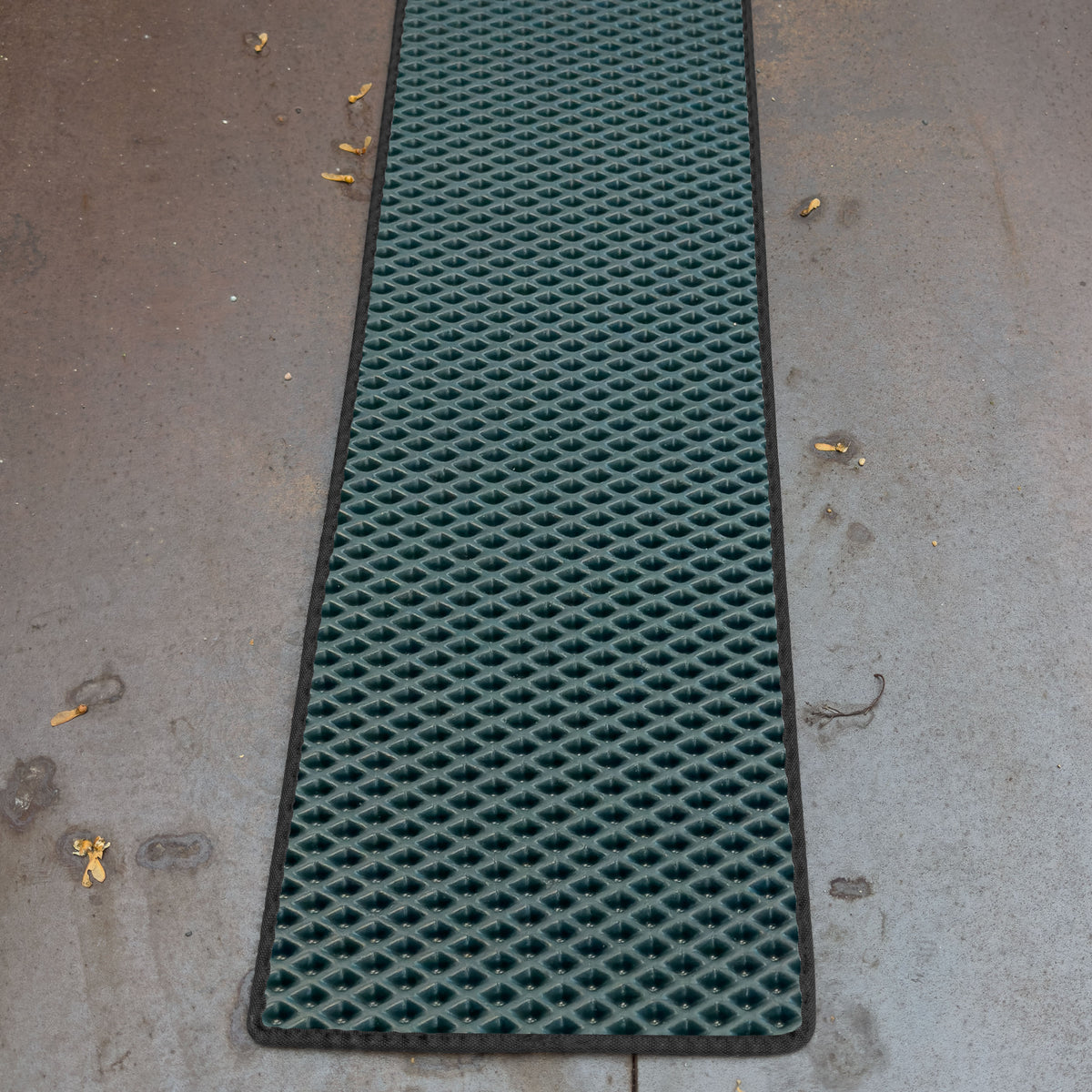 EVA Drive Fahrrad Unterlegmatte & Parkmatte 200 × 40 cm gegen Schmutz und Nässe - Dunkelgrün, schwarzer Rand