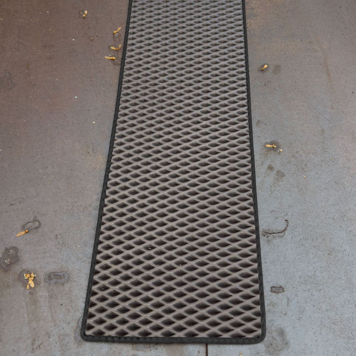 EVA Drive Fahrrad Unterlegmatte & Parkmatte 200 × 40 cm gegen Schmutz und Nässe - Grau, schwarzer Rand