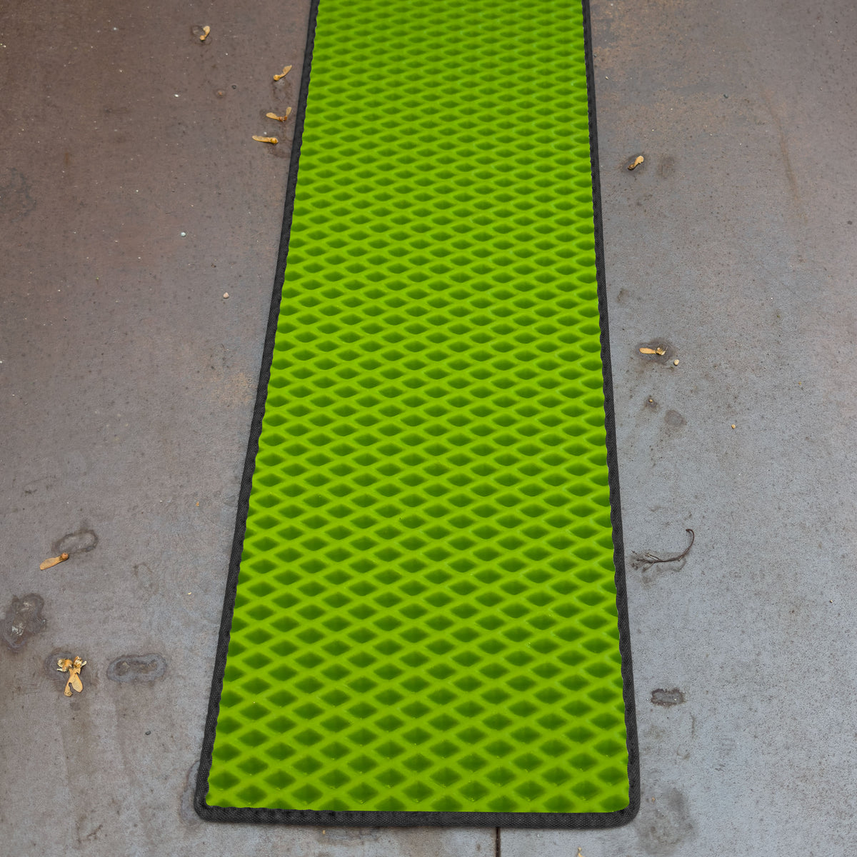 EVA Drive Fahrrad Unterlegmatte & Parkmatte 200 × 40 cm gegen Schmutz und Nässe - Lindgrün, schwarzer Rand