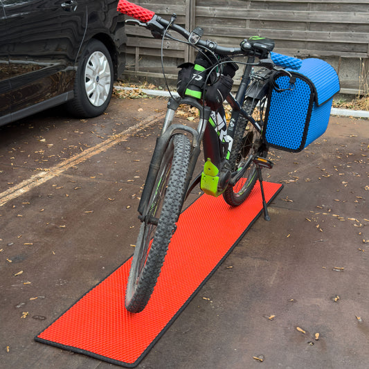 EVA Drive Fahrrad Unterlegmatte & Parkmatte 200 × 40 cm gegen Schmutz und Nässe - Rot, schwarzer Rand