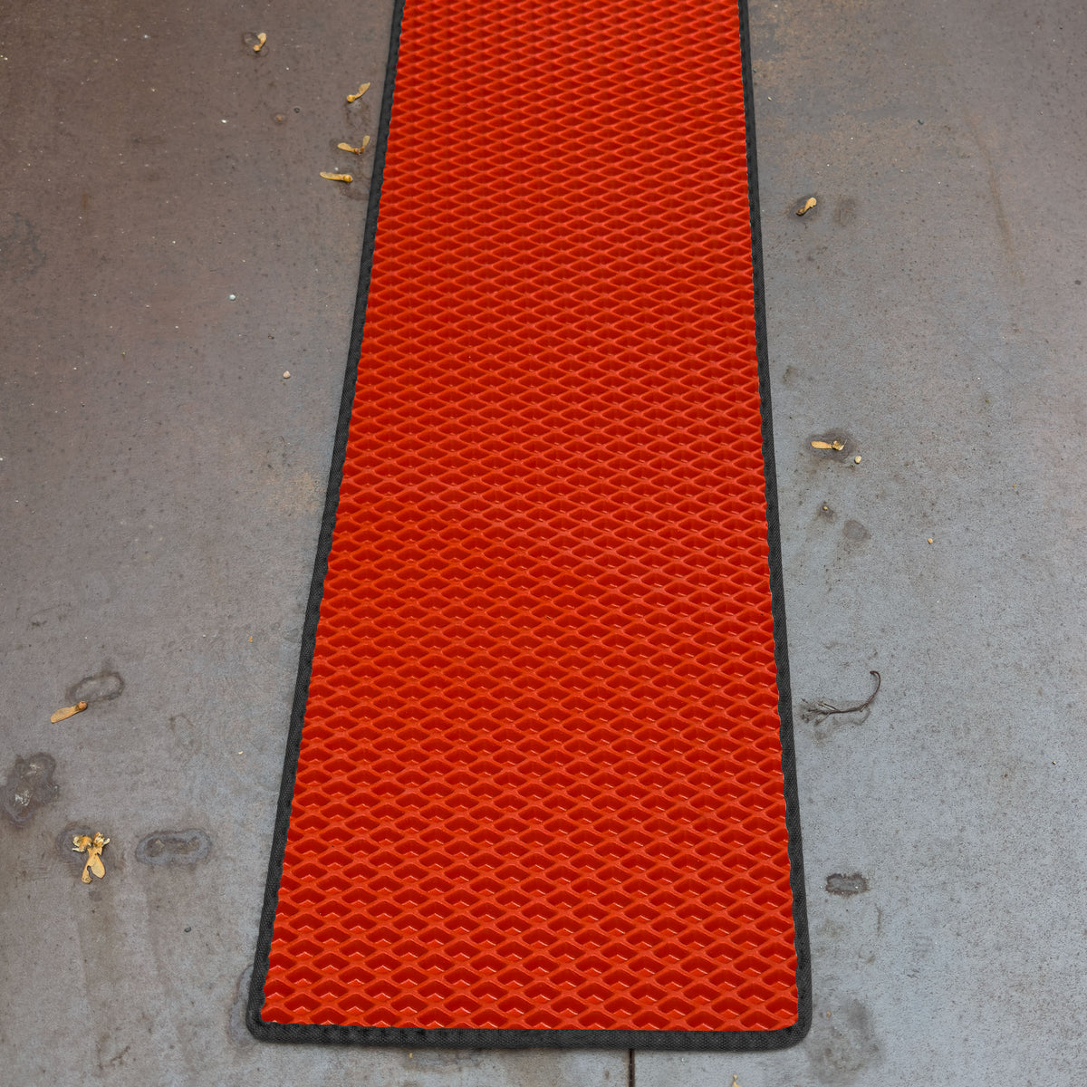 EVA Drive Fahrrad Unterlegmatte & Parkmatte 200 × 40 cm gegen Schmutz und Nässe - Rot, schwarzer Rand